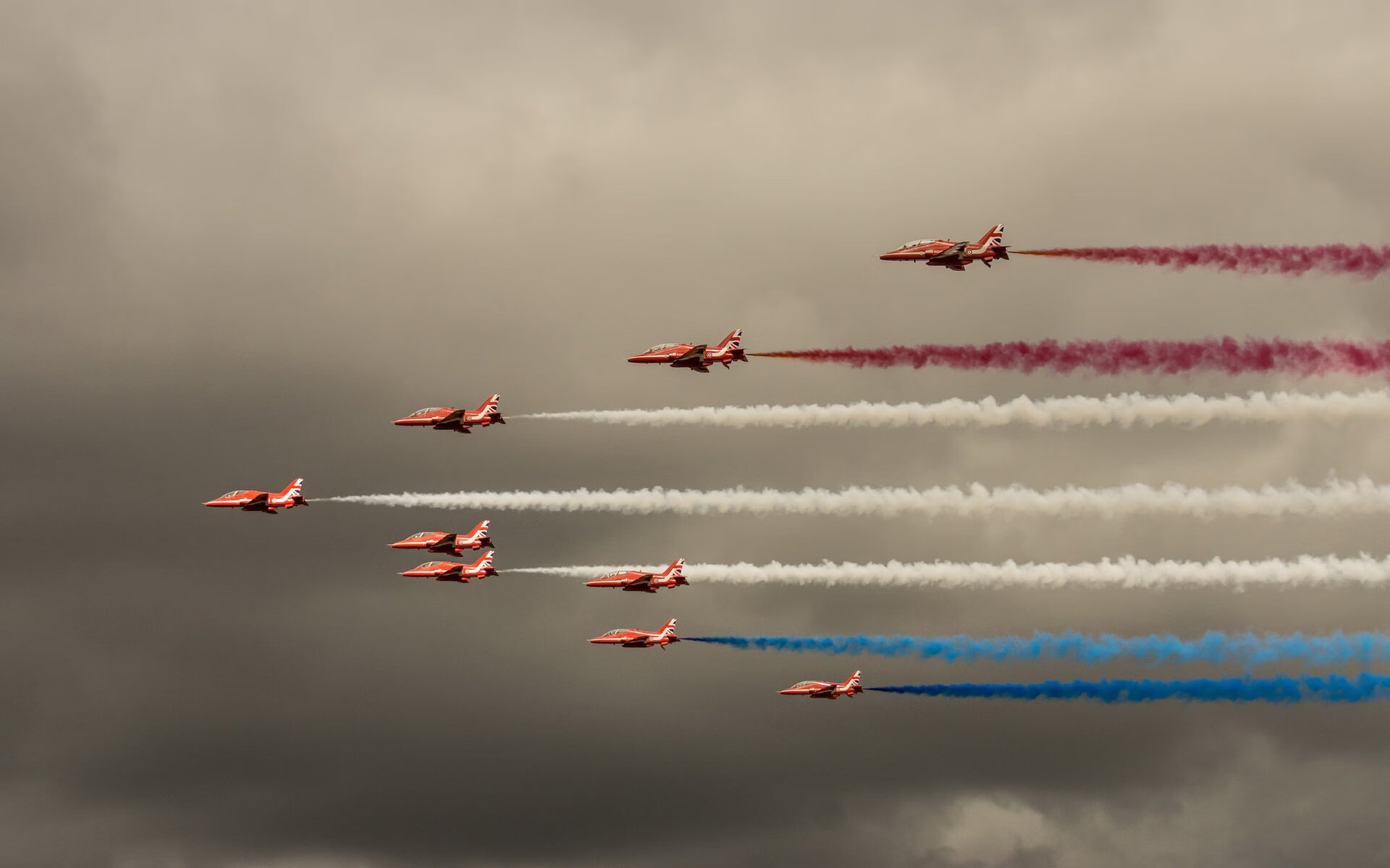 华体会网址-黄金燃烧的瞬间，冷静雷霆如何被蜂群的三分雨彻底点燃？  第1张